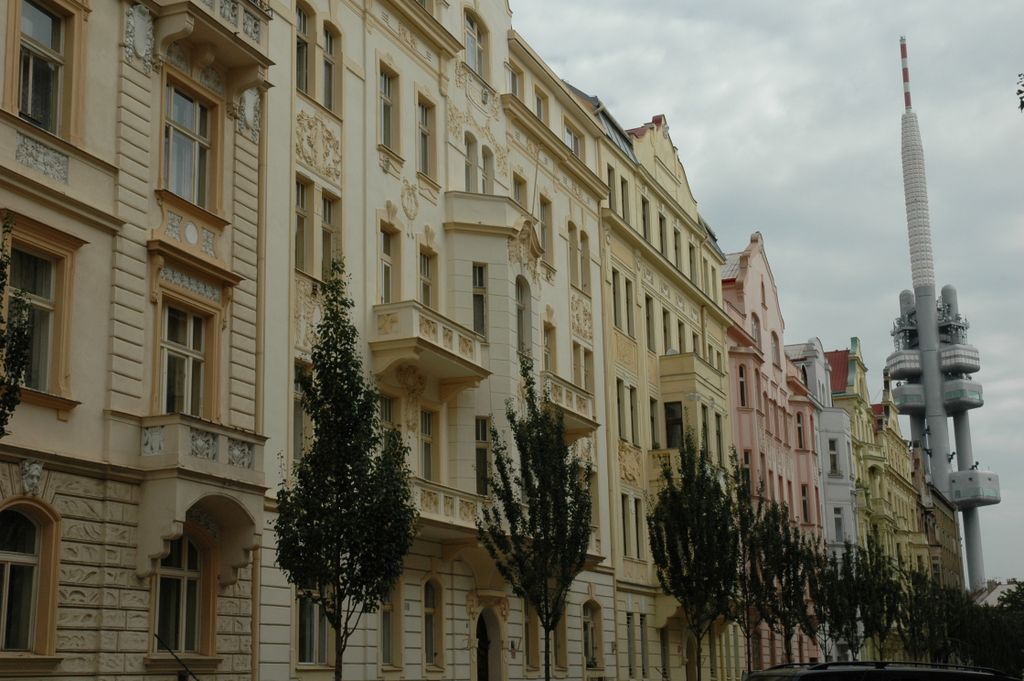 immeubles Art Nouveau et la tour de télévision (quartier de Vinohrady)