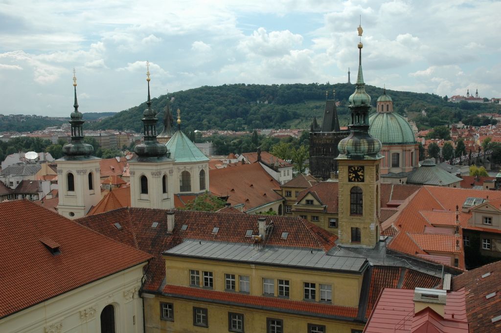 au fond, Mala Strana et, tout à droite, le couvent Strahov