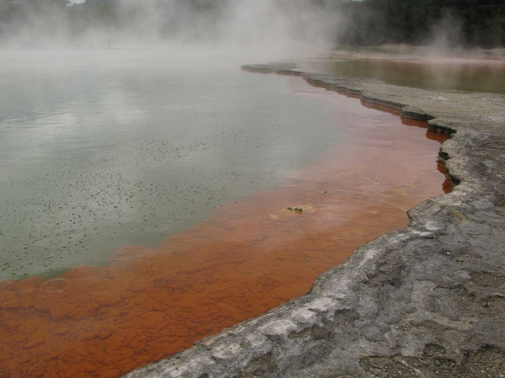 Champagne pool : concrétions colorées par un composé d'antimoine