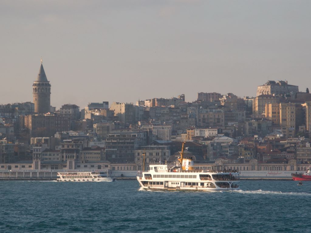 Le retour en Europe ; à gauche, la tour de Galata