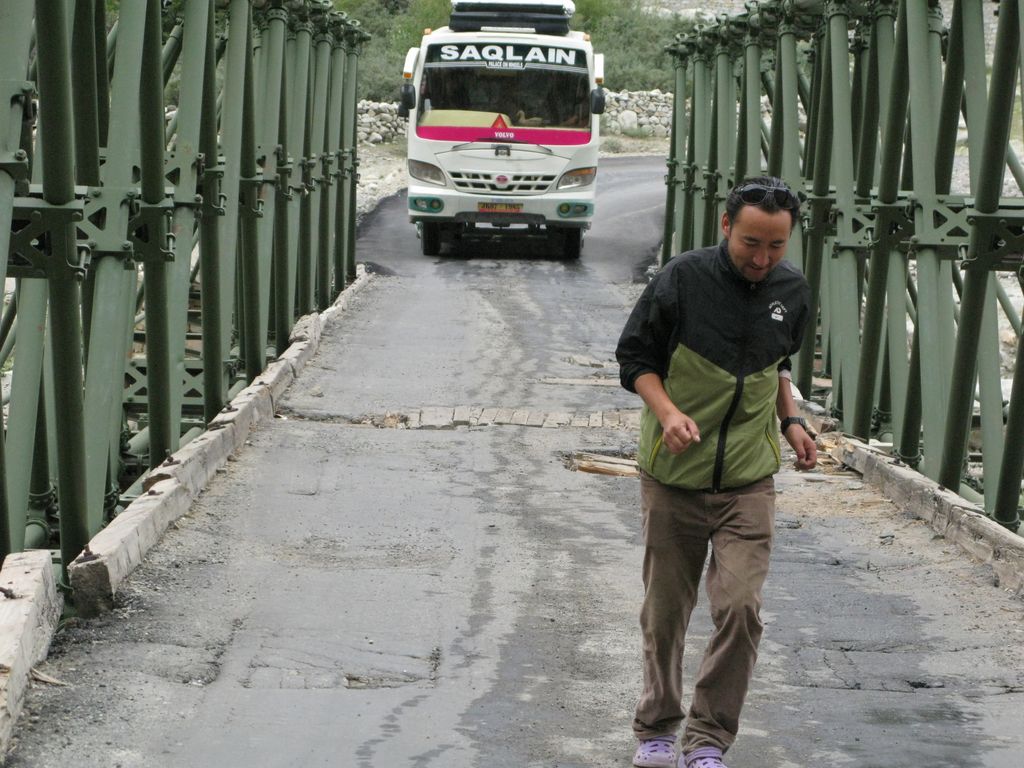 Attention : "Weak bridge"