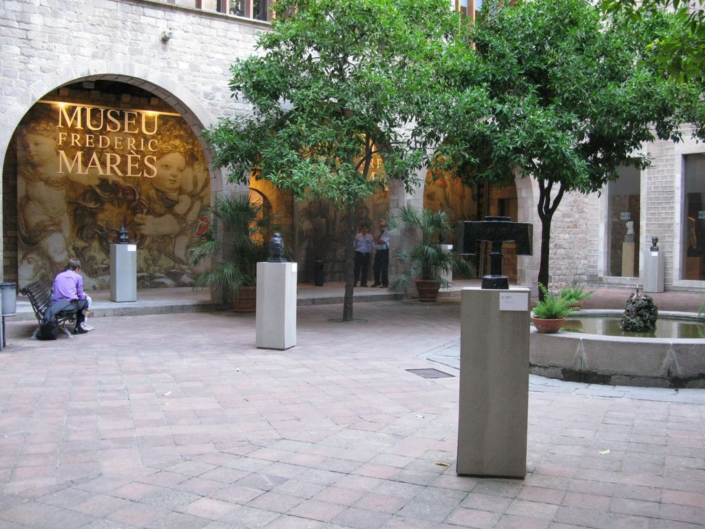 Place devant le musée Mares