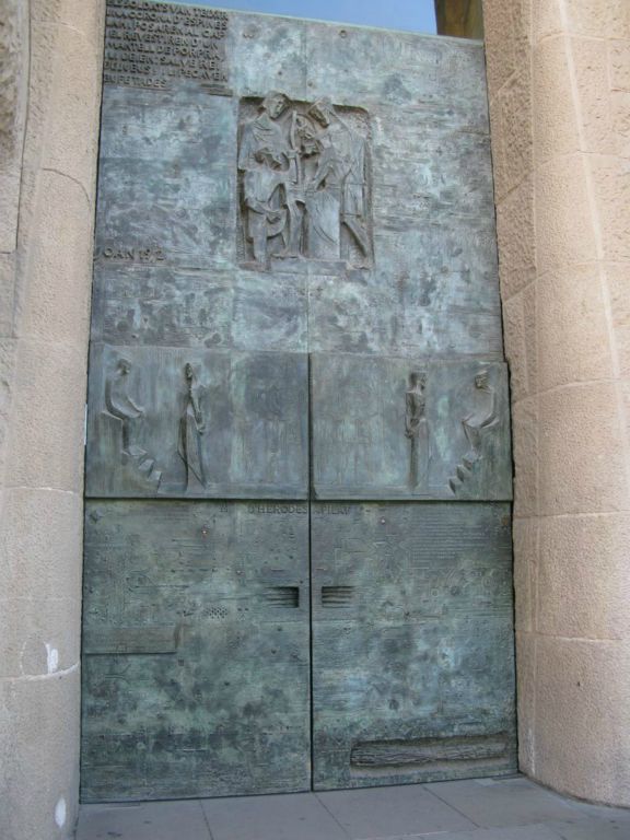Une des portes de la Façade de la Passion