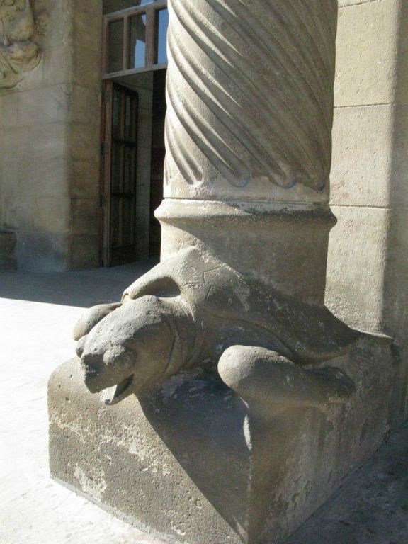 Une des 2 tortues de la Porte de la Charité (façade de la Nativité, réalisée de 1891 à 1936)