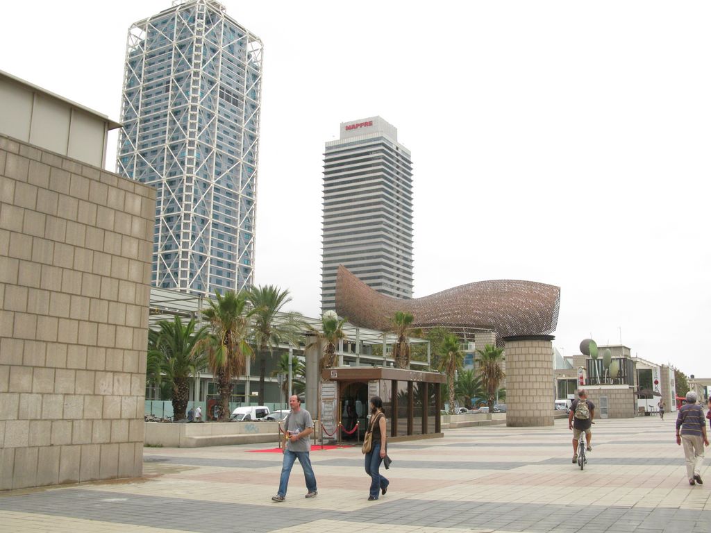 Sur la promenade du littoral de la Barceloneta, proche du Port Olympique, le monument du Poisson Doré