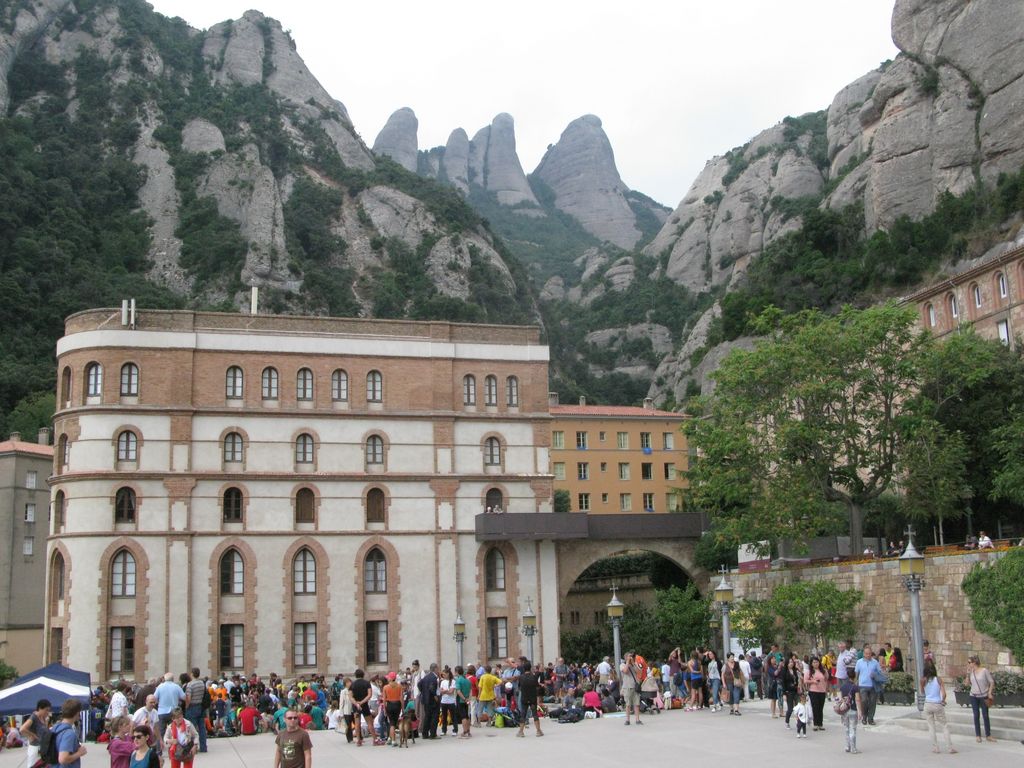 La place donnant accès au monastère et à la basilique