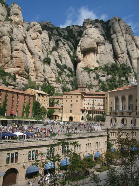 Vue plongeante sur la place : toute cette foule ne correspond pas à des fidèles, mais à l'arrivée d'un trail de 84,75km !