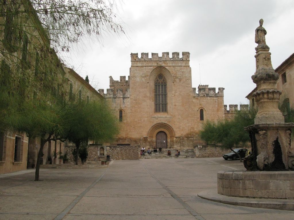 Devant l'entrée du monastère de Santas Creus; il est trop tard pour le visiter