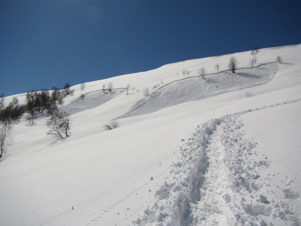 Deux petites coulées de neige viennent d'avoir lieu