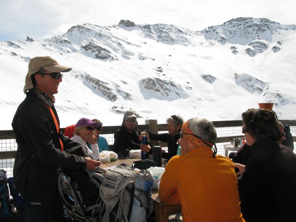 Bain de soleil sur la terrasse du refuge