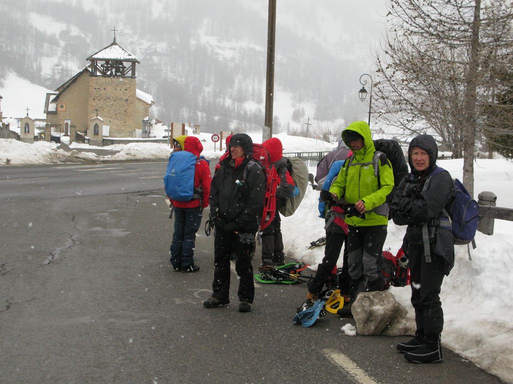 Attente du bon car à Molines-en-Queyras !