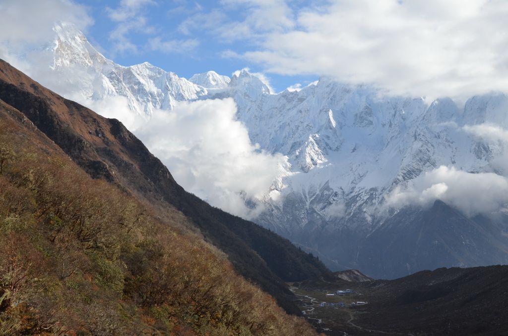 A gauche le Lamjunghimal, en bas vue sur le village de Bimtang