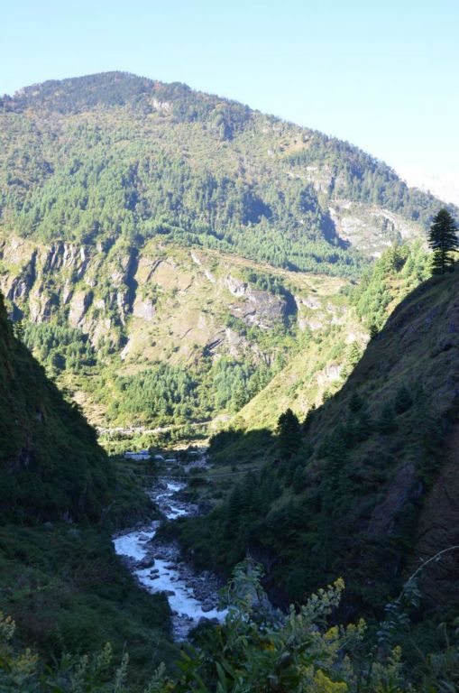 Au loin, dans la lumière, le village de Dharapani