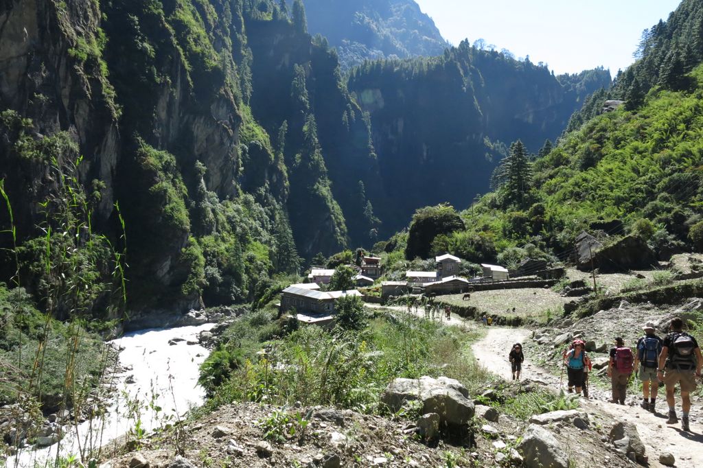 Début de la piste : on croise les gens qui font le tour des Annapurnas