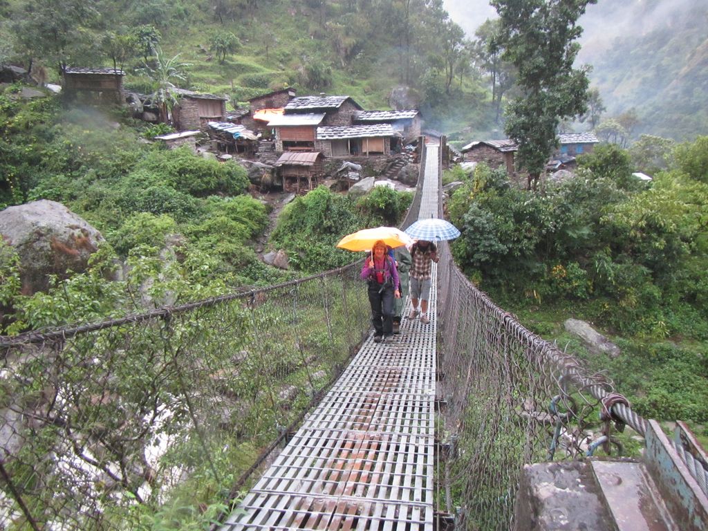 On continue : pont suspendu et pluie ...