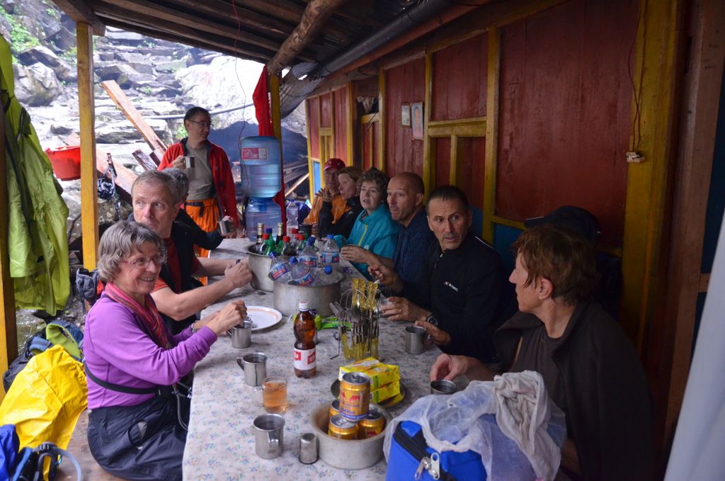 Pause thé et citron chauds dans un lodge du village