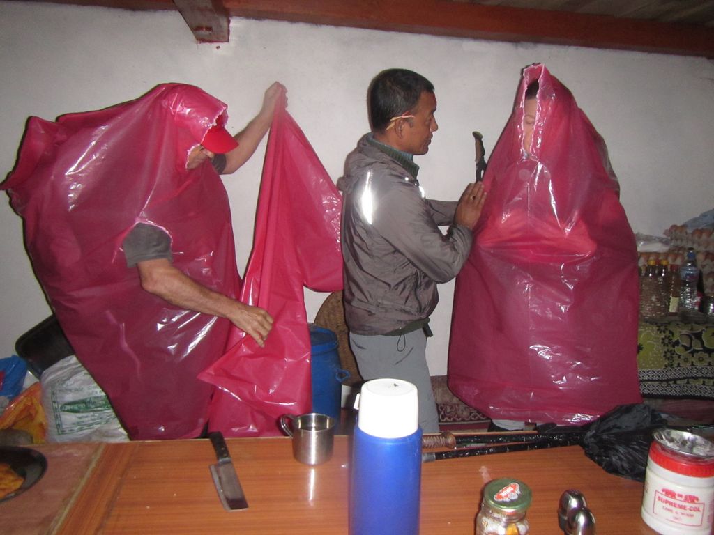 Transformation de sacs plastique en capes de pluie