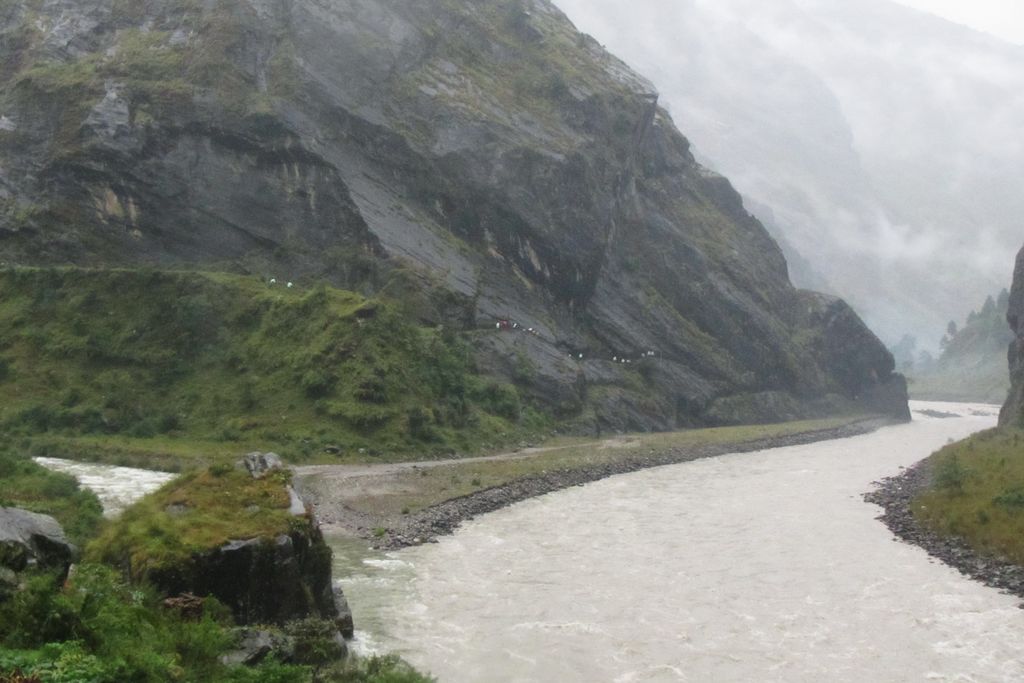 Les sacs en plastique "sur pattes" le long de la Bhuri Gandaki