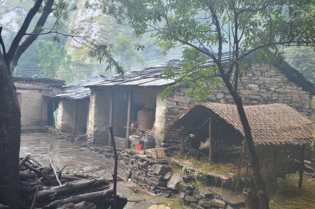 Traversée du village de Salleri et son abri bétail caractéristique