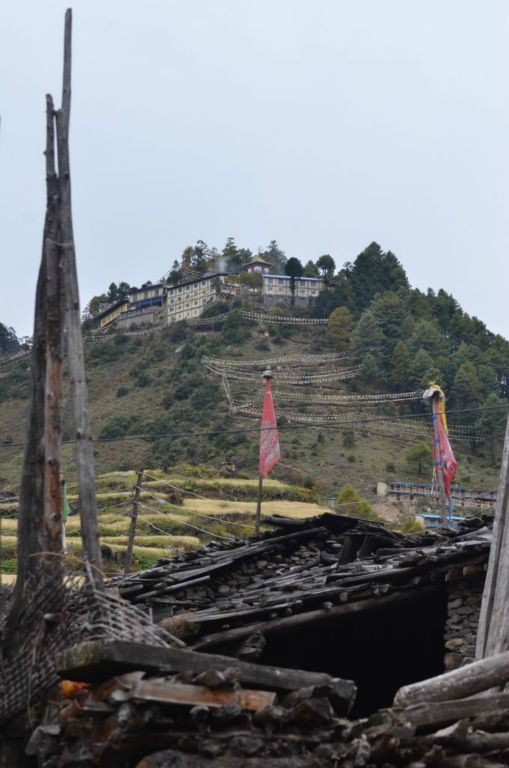 Arrivée à Lho, avec sa gompa (monastère), son école