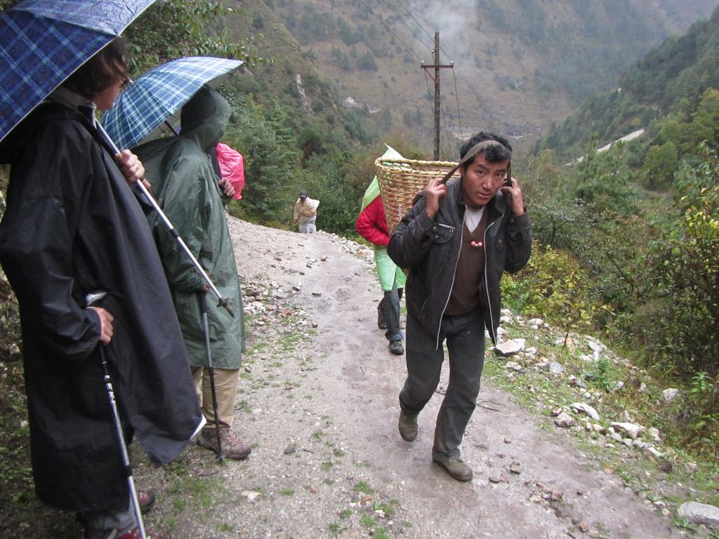 et les porteurs chargés comme des mules