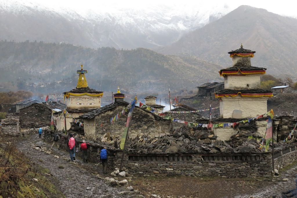 Mur de moulins à prières à l'entrée de Sama Gompa
