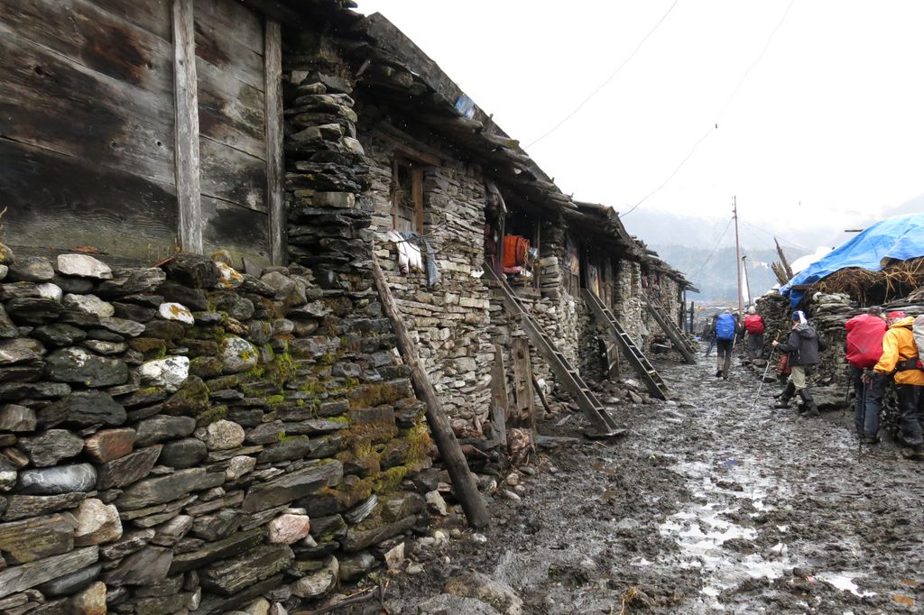 Terrain très boueux et glissant dans le village de Sama Gompa