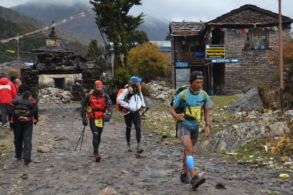 Les coureurs ont franchi le col Larkya La hier : bon présage pour nous!