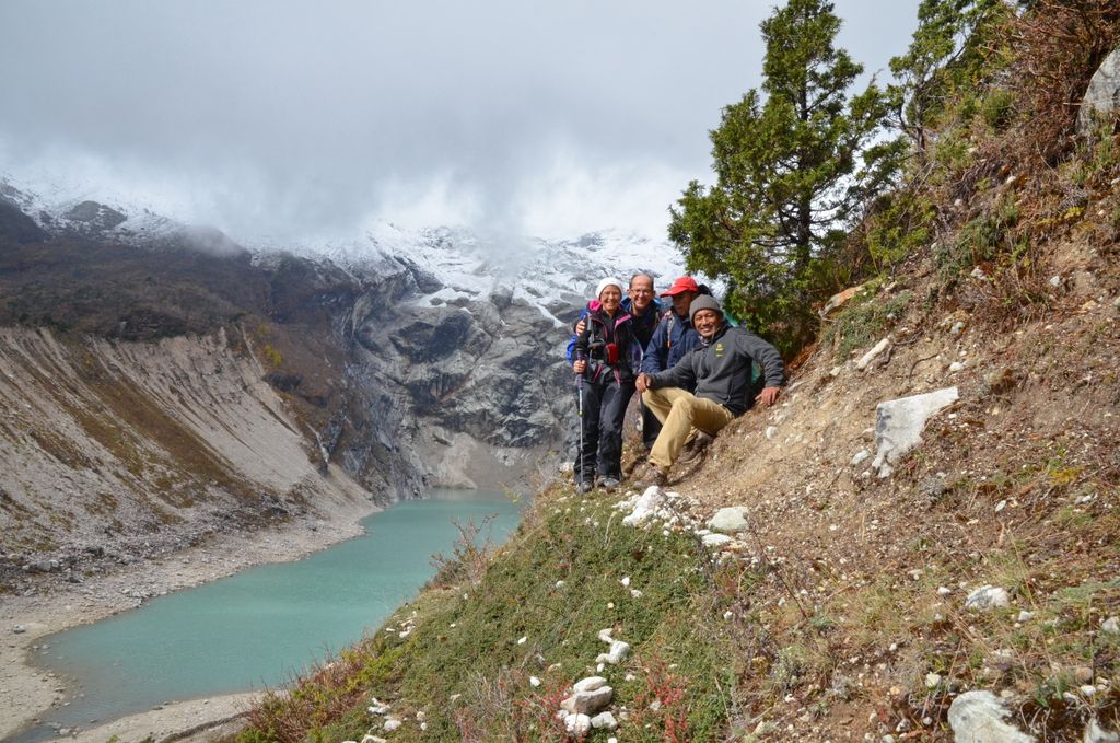 Le lac glaciaire de Birendra Kund. Au fond, l'absence du Manaslu