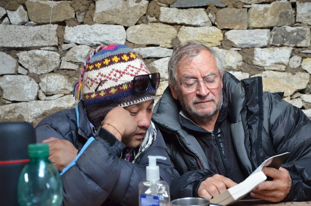 Kansha et Jean, très concentrés sur leur lecture