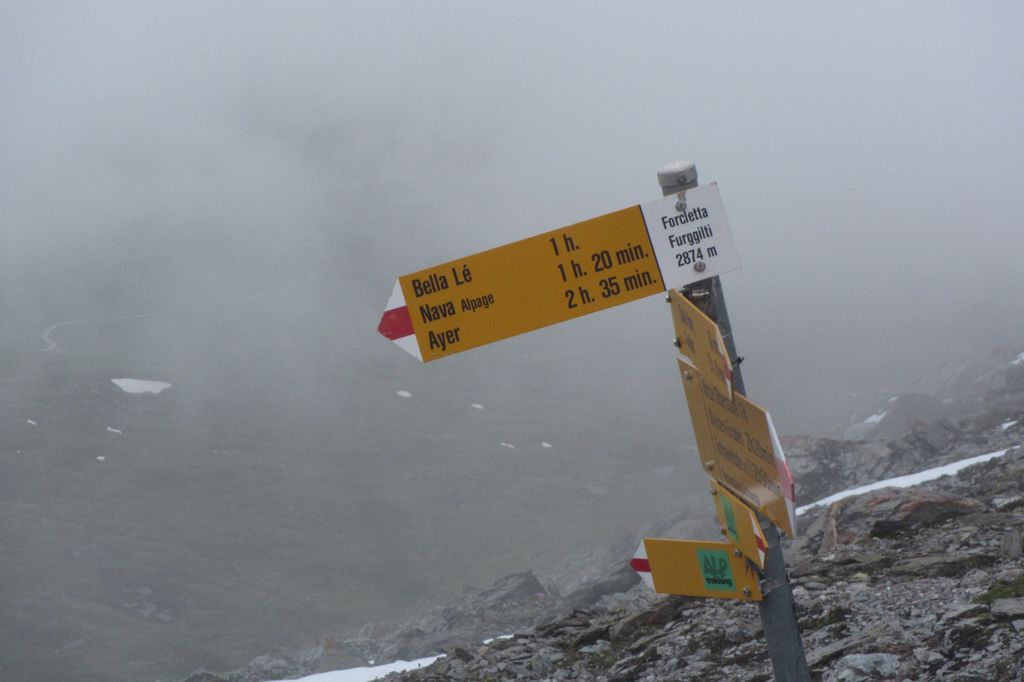 Arrivée au col de la Forcletta dans le brouillard