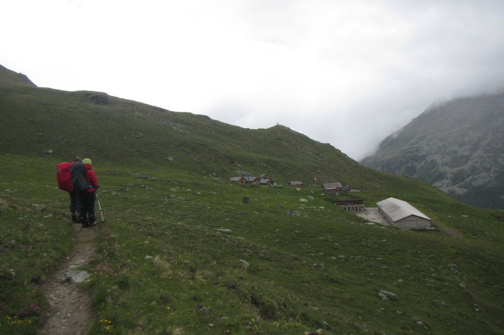 Descente du col dans la neige, puis sous la pluie. Arrivée au hameau de Chalte Berg