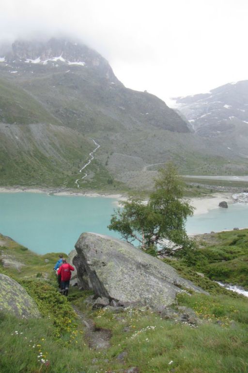 Les lacs de barrage de Tourtemagne. On aperçoit le refuge, tout là-bas