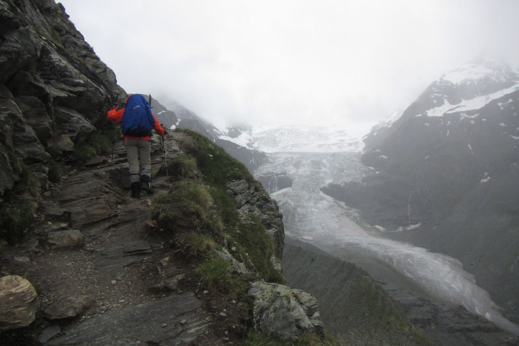 Dernière montée sous la pluie. Le brouillard n'est pas loin