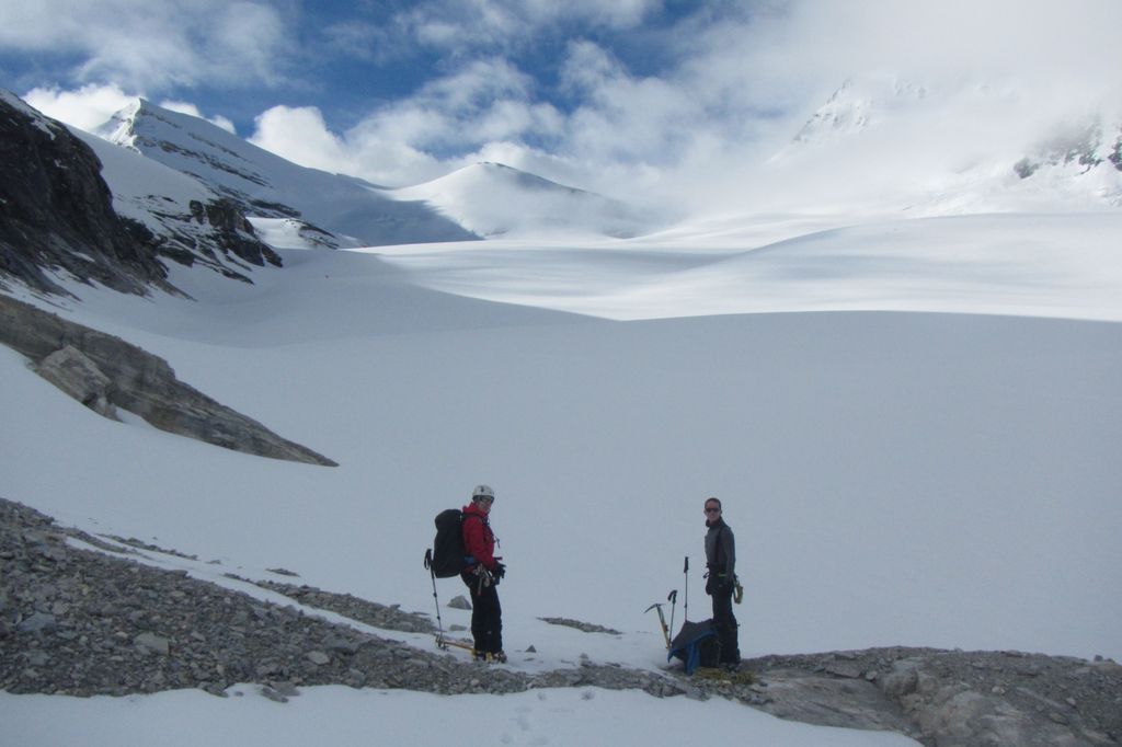 Une éclaircie nous permet de voir à gauche le sommet et à sa droite le col du Bishorn. Que ferons-nous?