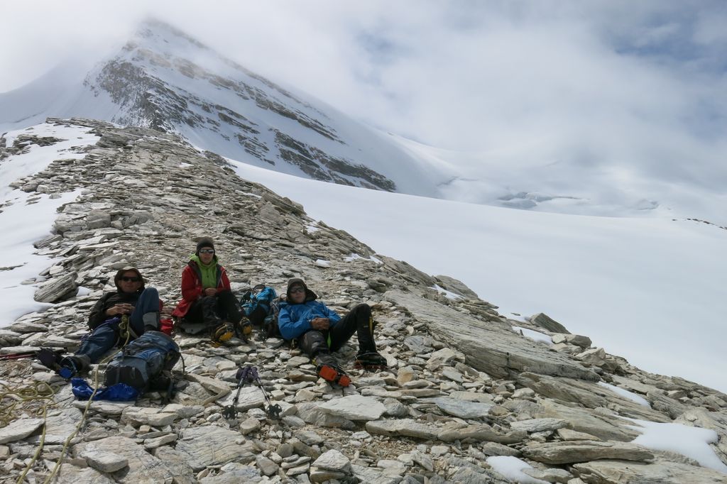 En définitive nous ne sommes allés à aucun des 2 objectifs prévus! Nous sommes allés au col du Brunegghorn à 3343m, à gauche du sommet
