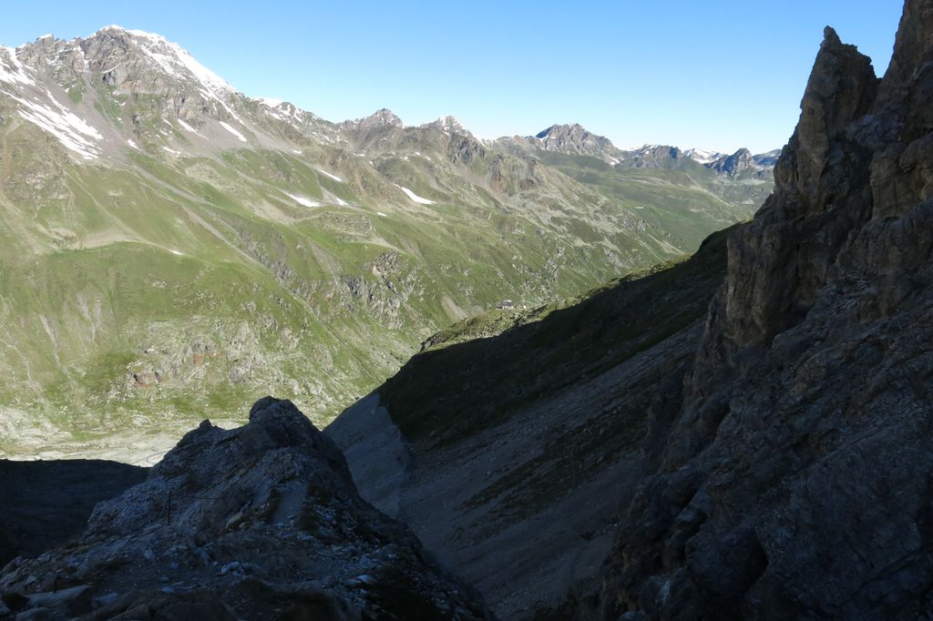Dernier regard vers la cabane, là-bas au loin