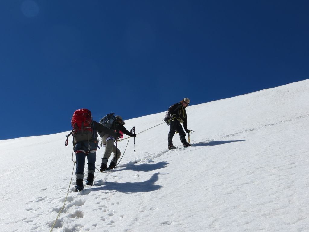 Le glacier parait très débonnaire, mais je viens quand même de tomber jusqu'à la taille dans une crevasse...