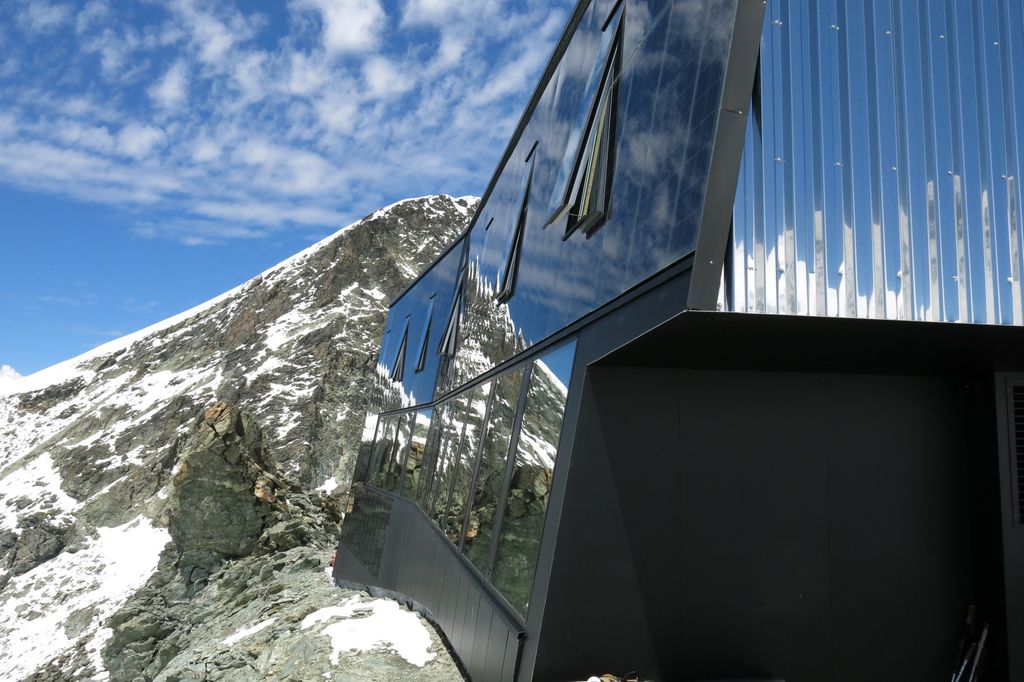 Le refuge (fini en 2013) avec sa façade en inox