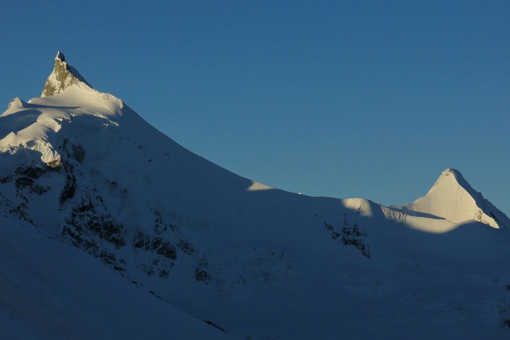 Vue sur le Zinalrothorn (à g.) et l'Obergabelhorn (à d.) au soleil levant