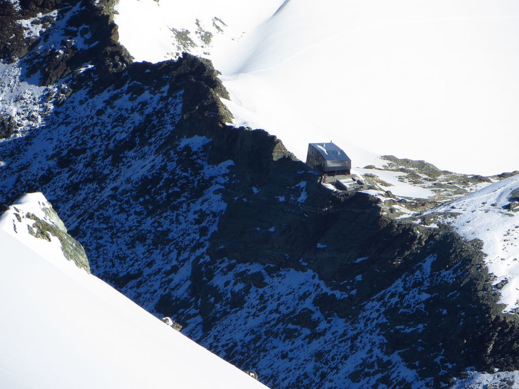 La cabane de Tracuit sur son col