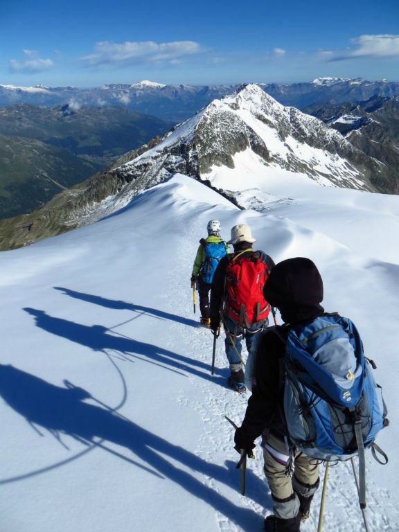 La descente commence par une très très large crète