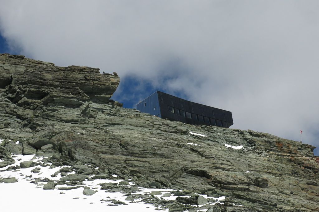 Vue imposante de la cabane du Tracuit pendant la descente vers Zinal
