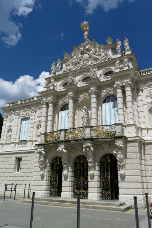 Autre chateau royal : celui de Linderhof : notez la déco très sobre