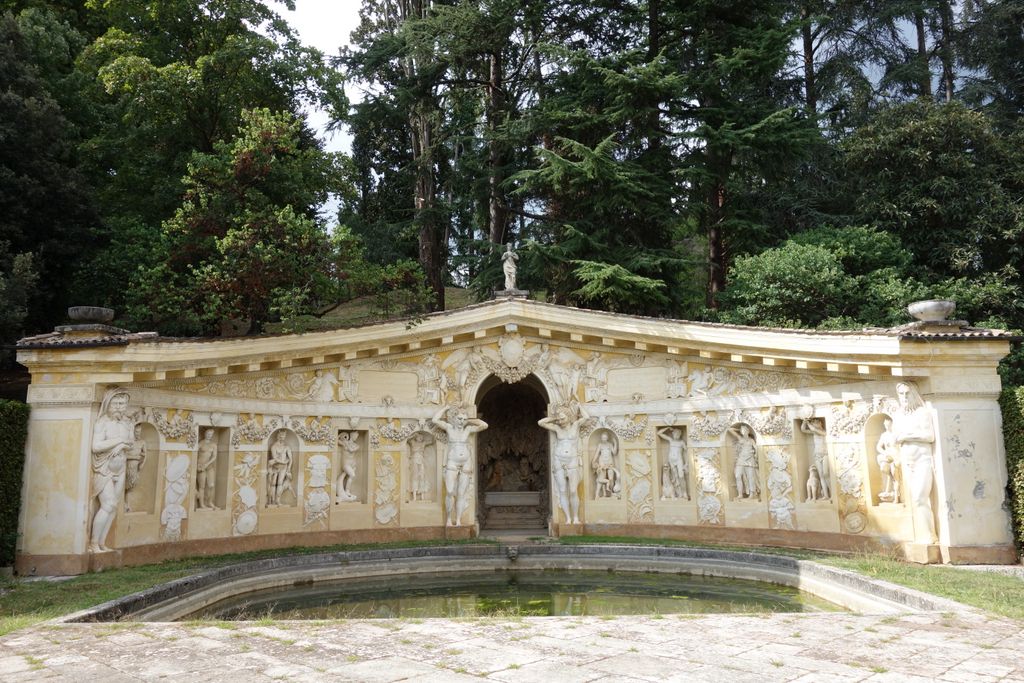 Le nymphée à l'arrière de la villa
