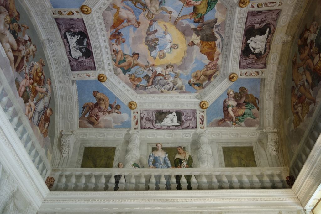 Une des nombreuses fresques en trompe-l'oeil
