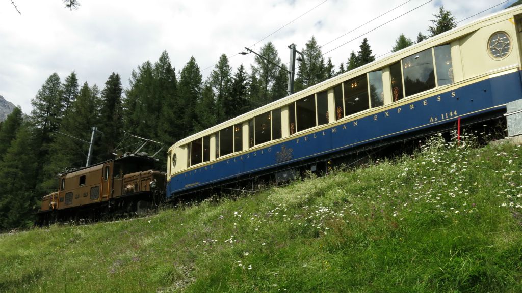 Retour à pieds de Preda à Bergün. Ici le train de luxe tracté par une locomotive "Crocodile"