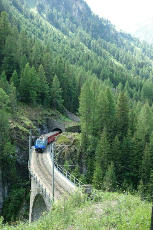 Sortie d'un tunnel sur un viaduc ...