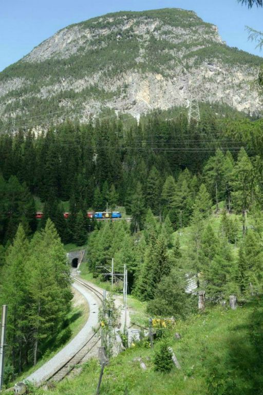 Après la boucle dans le tunnel, il passe au-dessus de l'entrée.