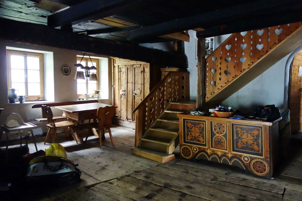 L'intérieur d'une maison du village de Stugl. Willkommen !
